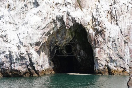Téléchargez les photos : La façade de la Caverna del Diablo, une petite grotte sombre près de Mazatlan, Mexique - en image libre de droit
