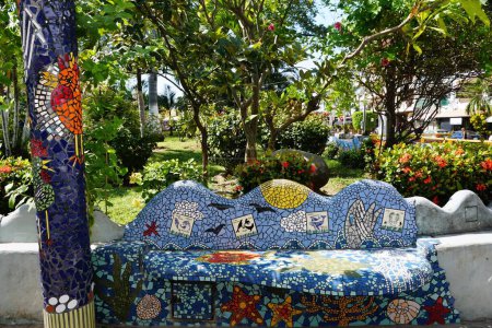 Téléchargez les photos : Puerto Vallarta, Mexique - 9 novembre 2022 - Le banc décoré avec des carreaux lumineux colorés au parc de carreaux de mosaïque - en image libre de droit