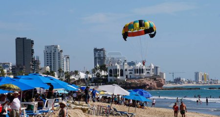 Téléchargez les photos : Mazatlan, Mexique - 9 novembre 2022 - La vue sur les hôtels en bord de mer et les visiteurs sur la plage par une chaude journée ensoleillée - en image libre de droit