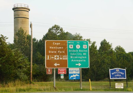 Foto de Lewes, Delaware, Estados Unidos - 18 de junio de 2023 - Las señales de tráfico hacia Cape Henlopen State Park y Route 1, Route 9 y Route 13 - Imagen libre de derechos