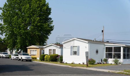 Foto de Cabo Mayo, Nueva Jersey, Estados Unidos - 18 de junio de 2023 - La vista de las casas móviles en un día soleado - Imagen libre de derechos