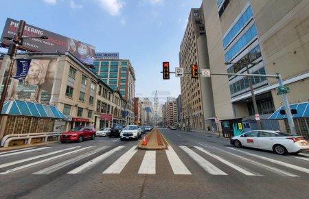 Foto de Filadelfia, Pensilvania, Estados Unidos - 29 de junio de 2023 - La vista del tráfico cerca de North Broad Street por el Ayuntamiento - Imagen libre de derechos