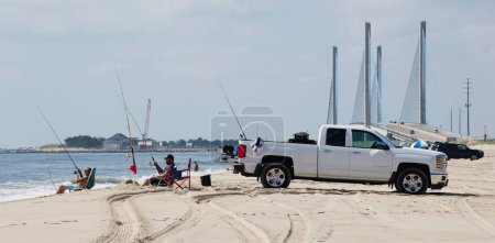 Foto de Fidelidad Steward, Delaware, Estados Unidos - 4 de julio de 2023 - Personas y vehículos con permiso para pescar en la playa cerca de Savage Ditch - Imagen libre de derechos