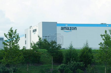 Téléchargez les photos : Newport, Delaware, États-Unis - 4 juillet 2023 - La vue à distance de l'entrepôt Amazon - en image libre de droit