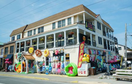 Téléchargez les photos : Dewey Beach, Delaware, États-Unis - 8 juillet 2023 - La boutique colorée de surf et de cadeaux sur la Route 1 - en image libre de droit