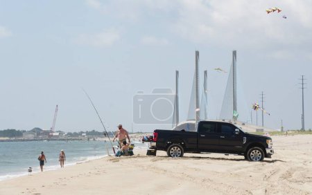 Téléchargez les photos : Bethany Beach, Delaware, États-Unis - 8 juillet 2023 - La vue sur la plage de pêche au volant et au surf en été - en image libre de droit