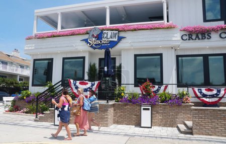 Téléchargez les photos : Dewey Beach, Delaware, États-Unis - 4 juillet 2023 - Les gens marchent devant le célèbre restaurant et bar à griffe de tribord - en image libre de droit