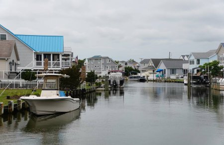 Téléchargez les photos : Fenwick Island, Delaware, États-Unis - 8 juillet 2023 - La vue des maisons au bord de l'eau avec quais près de la baie - en image libre de droit