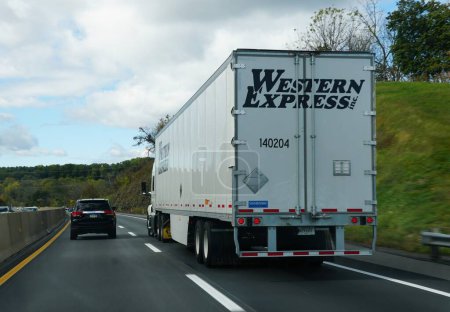 Foto de Blue Bell, Pennsylvania, Estados Unidos - 15 de octubre de 2023 - Un gran camión Western Express que se mueve por la carretera durante el día - Imagen libre de derechos