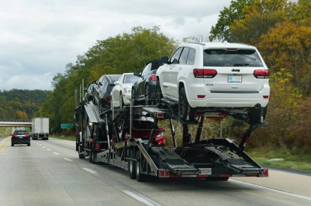 Téléchargez les photos : Quakertown, Pennsylvanie, États-Unis - 21 octobre 2023 - Un camion transportant des voitures et des VUS circulant sur la route 81 - en image libre de droit