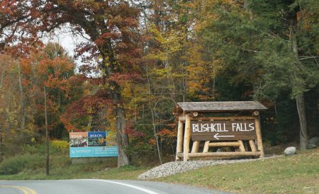 Téléchargez les photos : Montagnes Pocono, Pennsylvanie, États-Unis - 21 octobre 2023 - Vue de l'entrée des chutes Bushkill - en image libre de droit