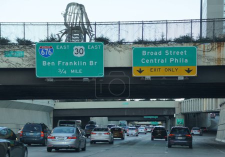 Foto de Filadelfia, Pensilvania, Estados Unidos - 14 de enero de 2024 - La vista del tráfico cerca de la Interestatal 676 Este en la salida hacia Ben Franklin Bridge, 30 Este y Broad Street - Imagen libre de derechos