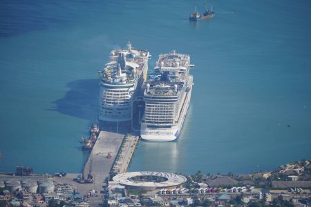 Foto de Puerto Palata, República Dominicana - 20 de febrero de 2024 - La vista de distancia de bahía, puerto y cruceros desde la cima del Monte Isabel DeTorres - Imagen libre de derechos