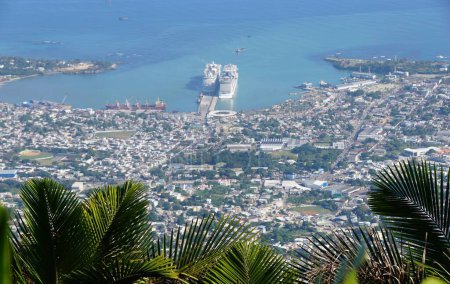 Foto de Puerto Palata, República Dominicana - 20 de febrero de 2024 - La vista de distancia de bahía, puerto y cruceros desde la cima del Monte Isabel DeTorres - Imagen libre de derechos