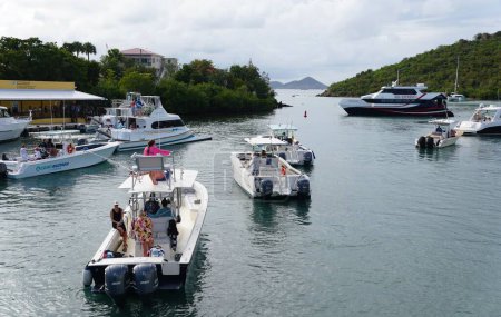 Téléchargez les photos : St John, Îles Vierges américaines - 21 février 2024 - Le trafic des bateaux privés en attente au bureau des douanes et de la protection des frontières des États-Unis - en image libre de droit