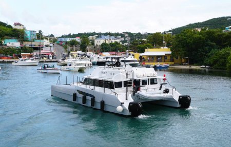 Téléchargez les photos : St John, Îles Vierges américaines - 21 février 2024 - La vue de côté de Voodoo VI, un catamaran de luxe de 57 pieds à moteur de haute performance construit sur mesure - en image libre de droit