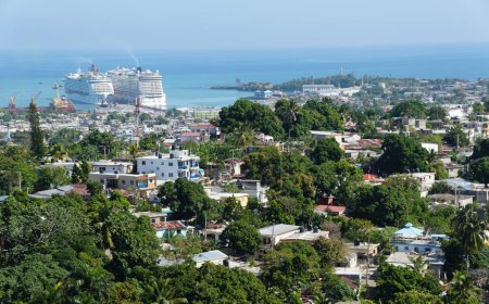 Foto de Puerto Palata, República Dominicana - 20 de febrero de 2024 - La vista aérea de la bahía, el puerto y los cruceros en la bahía de Taino - Imagen libre de derechos