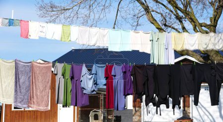 Bunte Kleidungsstücke, Kleider und Hosen hängen an einer Wäscheleine in der Nähe von Quaryville, Pennsylvania, USA
