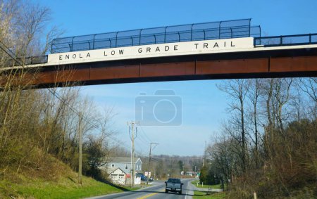 Foto de Condado de Lancaster, Pensilvania, Estados Unidos - 14 de marzo de 2024 - Debajo del puente que conecta el sendero de bajo grado Enola - Imagen libre de derechos