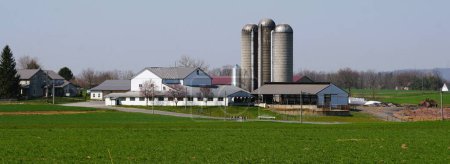 Foto de Una gran granja amish con silos de maíz y un gran campo cerca de Strasburg, Pennsylvania, EE.UU. - Imagen libre de derechos