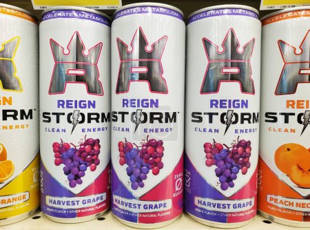 Foto de Wilmington, Delaware, Estados Unidos - 26 de marzo de 2024 - Las latas de bebida energética Reign Storm en Harvest Sabor a uva en la estantería - Imagen libre de derechos