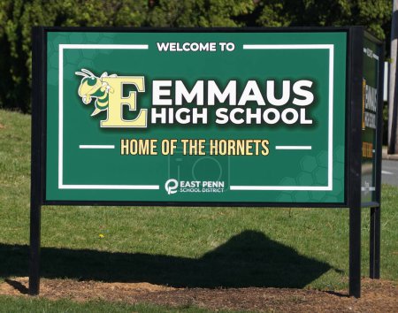 Téléchargez les photos : Allentown, Pennsylvanie, États-Unis - 30 mars 2024 - Le panneau vert devant l'entrée du lycée Emmaüs, la maison des Hornets - en image libre de droit