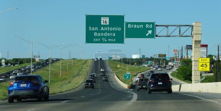 Foto de Texas, Estados Unidos - 5 de abril de 2024 - La señal de carretera hacia Texas 16 hacia San Antonio y Bandera con salida hacia Braun Rd - Imagen libre de derechos