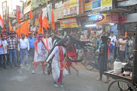 Téléchargez les photos : Ville de Burdwan, district de Purba Bardhaman, Bengale occidental / Inde - 17 avril 2024 : Des dévots prennent une procession avec des armes sur Rama Navami à Burdwan. - en image libre de droit