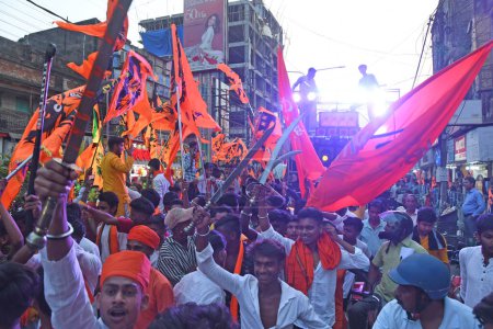Téléchargez les photos : Ville de Burdwan, district de Purba Bardhaman, Bengale occidental / Inde - 17 avril 2024 : Des dévots prennent une procession avec des armes sur Rama Navami à Burdwan. - en image libre de droit
