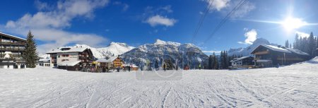 Téléchargez les photos : Oberlech, Autriche - 6 février 2023 : Village d'Oberlech à la station de ski par une matinée ensoleillée. Les skieurs apprécient les sports d'hiver - en image libre de droit