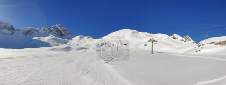 Téléchargez les photos : Conditions de ski spectaculaires avec poudreuse fraîche prête à skier. Station de ski St.Arlberg en Autriche. - en image libre de droit