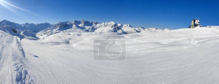 Téléchargez les photos : Conditions de ski spectaculaires avec poudreuse fraîche prête à skier. Station de ski St.Arlberg en Autriche. - en image libre de droit