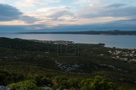 Téléchargez les photos : Coucher de soleil spectaculaire sur l'île de perle dalmate Pasman. île croate idillique destination d'été. - en image libre de droit