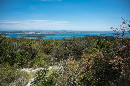 Téléchargez les photos : Îles Kornati, vue de Pasman à travers le canal vers Zadar. île Adriatique idéal pour la retraite et la détente. - en image libre de droit