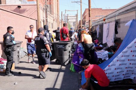 Téléchargez les photos : El Paso, TX, États-Unis, 10 mai 2023. Immigrants dormant dans une ruelle, attendant d'être autorisés à entrer aux États-Unis en vertu du titre 42. - en image libre de droit