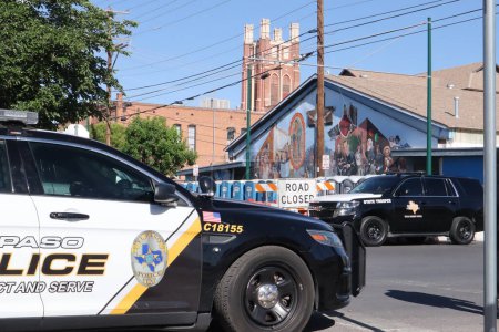 Photo for El Paso, TX, USA, May 10th, 2023. Police guarding Sacret Heart church as immigrants are awaiting Title 42 ending. waiting to approved to enter the USA under Title 42. - Royalty Free Image