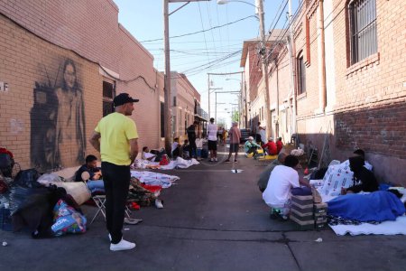Foto de El Paso, TX, EE.UU., 10 de mayo de 2023. Inmigrantes que permanecen y duermen en un callejón, esperando ser aprobados para entrar a los Estados Unidos bajo el Título 42. - Imagen libre de derechos