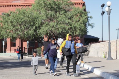 Foto de El Paso, TX USA, 11 de octubre de 2023 Migrantes enviados a ciudades de los Estados Unidos de América. Autobuses esperando en la estación de tren, llevando inmigrantes en un viaje de dos días a Nueva York, Denver o Chigago. - Imagen libre de derechos
