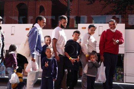 Foto de El Paso, TX USA, 11 de octubre de 2023 Migrantes enviados a ciudades de los Estados Unidos de América. Autobuses esperando en la estación de tren, llevando inmigrantes en un viaje de dos días a Nueva York, Denver o Chigago. - Imagen libre de derechos