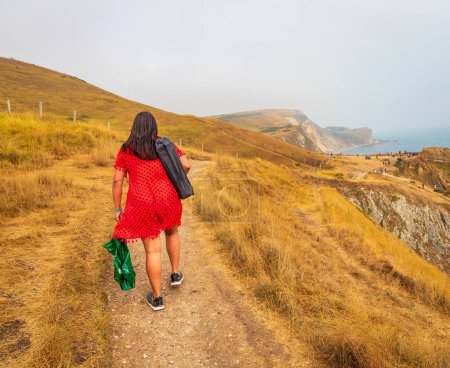 Téléchargez les photos : Woman hiking at Durdle Door in Dorset, England - en image libre de droit