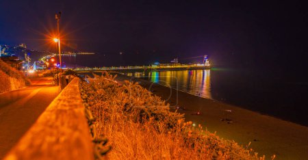Foto de Bournemouth Pier and Beach during night England - Imagen libre de derechos