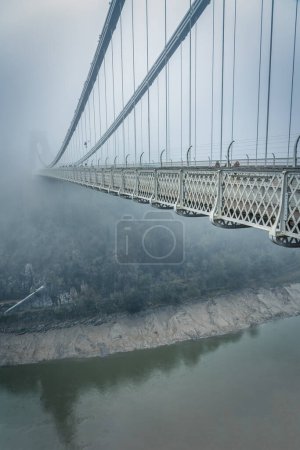 Téléchargez les photos : Clifton suspension Bridge in Bristol on a foggy day England - en image libre de droit