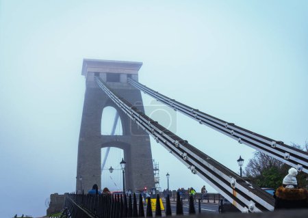 Téléchargez les photos : Clifton Suspension Bridge in Bristol England on a foggy day - en image libre de droit