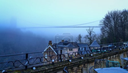Téléchargez les photos : Clifton Suspension Bridge in Bristol England on a foggy day - en image libre de droit