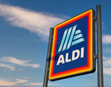 Foto de Londres, Inglaterra - 21 de abril de 2022: Firma de la tienda de comestibles Aldi. Aldi es una cadena global de supermercados de descuento - Imagen libre de derechos