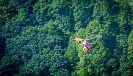 Téléchargez les photos : Atterrissage d'hélicoptère à l'Helipad près de Vaishno Devi, Jammu-et-Cachemire Inde - en image libre de droit