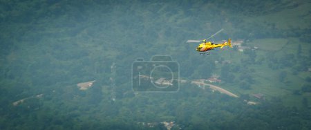 Téléchargez les photos : Atterrissage d'hélicoptère à l'Helipad près de Vaishno Devi, Jammu-et-Cachemire Inde - en image libre de droit