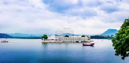 Téléchargez les photos : Taj Lake Palace sur le lac Pichola à Udaipur, Rajasthan, Inde
. - en image libre de droit