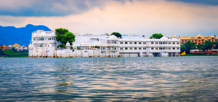 Téléchargez les photos : Taj Lake Palace sur le lac Pichola à Udaipur, Rajasthan, Inde
. - en image libre de droit