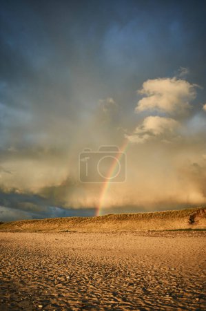 Foto de Arco iris sobre la playa en Dinamarca después de la lluvia. Foto de alta calidad - Imagen libre de derechos
